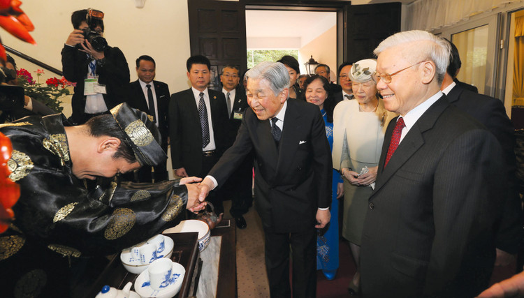 Vẻ đẹp kỳ diệu của chén trà Việt Nam