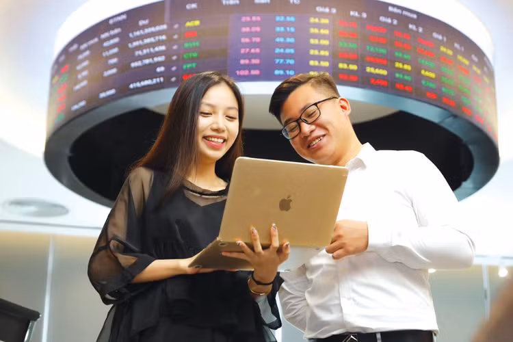 Điểm khác biệt của năm 2023 là ở chỗ TTCK Việt Nam rơi về mức định giá rẻ với P/E về quanh mức 10 lần. Ảnh: Nhã Chi