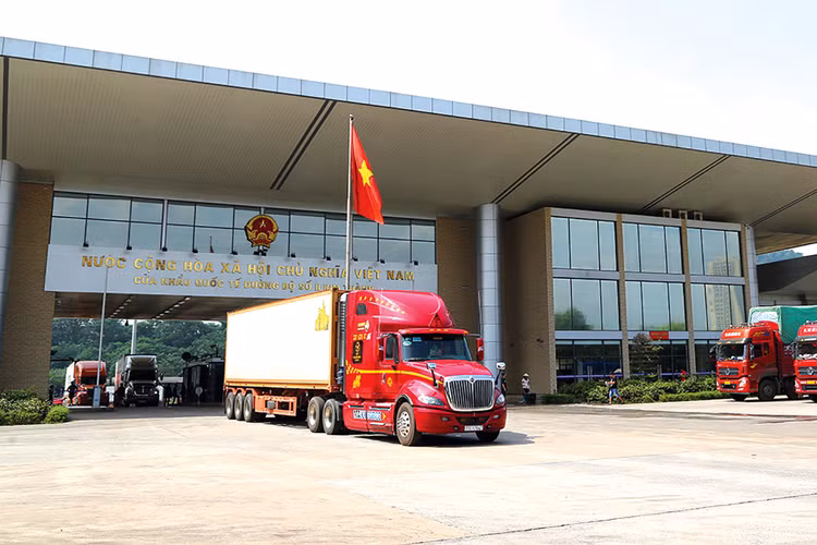 Trung Quốc đã mở cửa toàn bộ hoạt động xuất nhập khẩu trên tuyến biên giới với Việt Nam. Ảnh: Lê Tiên