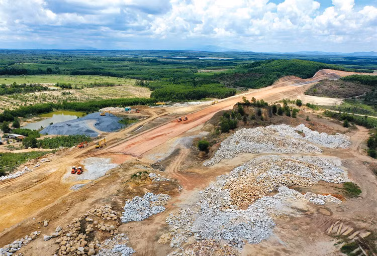 Không chỉ Bình Định, Quảng Ngãi lúng túng trong công bố giá vật liệu, mà nhiều tỉnh, thành có tuyến cao tốc Bắc - Nam phía Đông đi qua cũng trong tình trạng tương tự. Ảnh minh họa: Nhã Chi