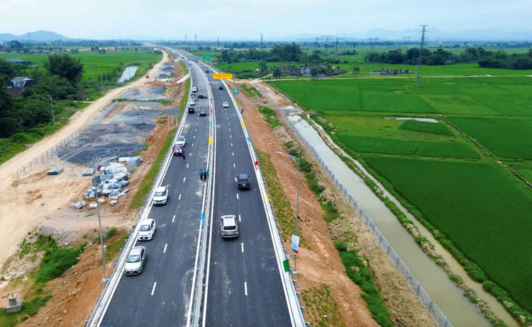 Cao tốc Bắc - Nam phía Đông đoạn Bãi Vọt - Hàm Nghi được đưa vào khai thác dịp 30/4/2025. Ảnh: Phạm Đức