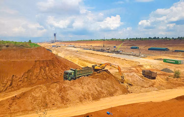 Các nhà thầu huy động tối đa nhân lực, thiết bị để đẩy nhanh tiến độ, mục tiêu là cơ bản hoàn thành Dự án Cảng hàng không quốc tế Long Thành trước ngày 31/12/2025. Ảnh: Ngọc Tuấn