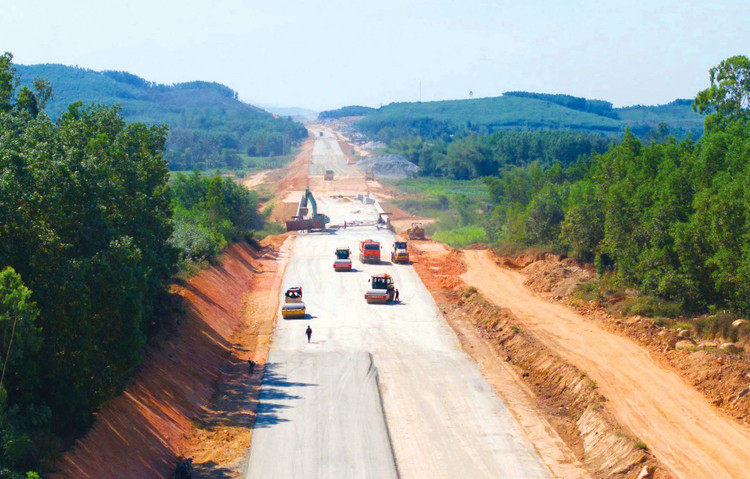 Gói thầu XL03 thuộc Dự án thành phần Cao tốc Quảng Ngãi - Hoài Nhơn dự kiến sắp hoàn thành 10 km đầu tiên . Ảnh: Lưu Hương