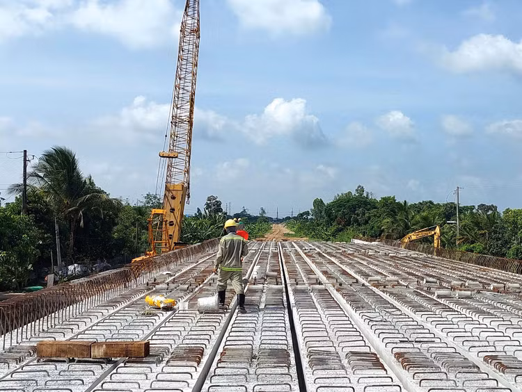 Trên công trường Dự án Nâng cấp Quốc lộ 30 đoạn Cao Lãnh - Hồng Ngự. Ảnh: Ngọc Tuấn