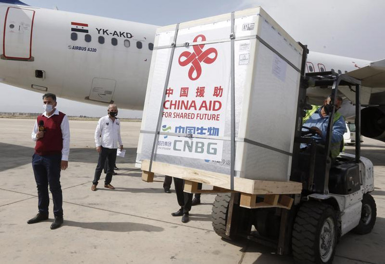 Một lô vaccine Covid-19 của Sinopharm do Trung Quốc tài trợ cập bến sân bay quốc tế ở Damascus, thủ đô Syria, hôm 21/4 - Ảnh: Getty/CNBC.