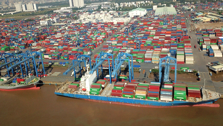 Ngành cảng biển sẽ phục hồi sản lượng trong năm 2024 do nhu cầu xuất nhập khẩu cải thiện, giá cước, giá thuê tàu tăng cao. Ảnh: Lê Tiên