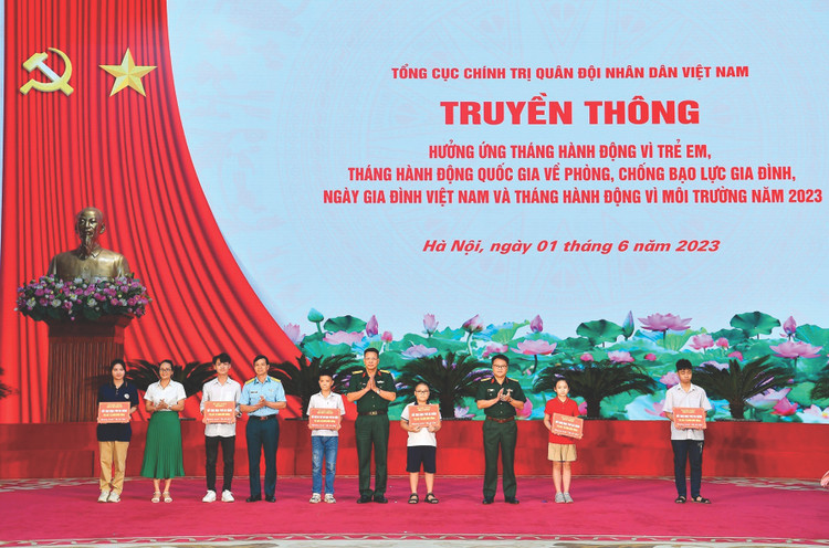 Đại diện TECAPRO trao hỗ trợ cho các cháu thiếu nhi mồ côi, có hoàn cảnh khó khăn trong chương trình truyền thông hưởng ứng Tháng hành động vì trẻ em, Tháng hành động quốc gia về phòng, chống bạo lực gia đình năm 2023