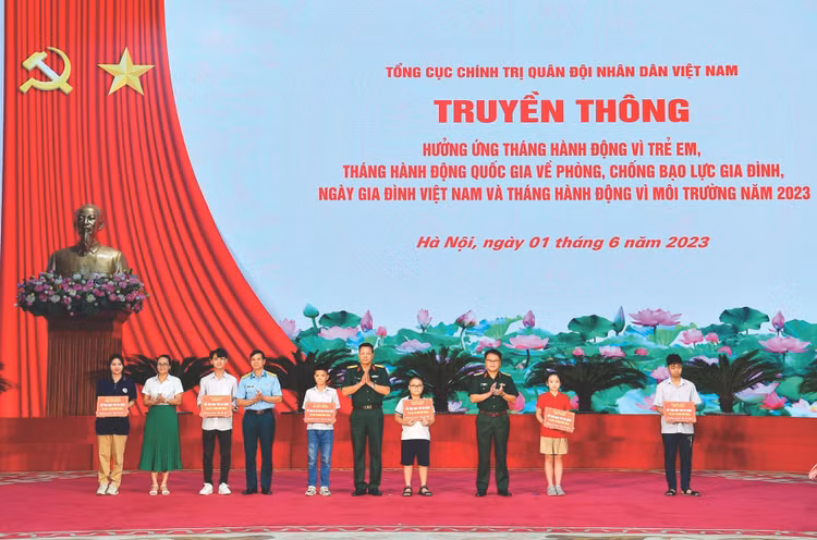 Đại diện TECAPRO trao hỗ trợ cho các cháu thiếu nhi mồ côi, có hoàn cảnh khó khăn trong chương trình truyền thông hưởng ứng Tháng hành động vì trẻ em, Tháng hành động quốc gia về phòng, chống bạo lực gia đình năm 2023