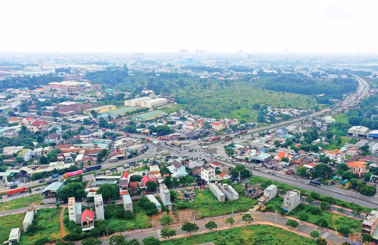 Dự án Đường cao tốc Biên Hòa - Vũng Tàu đoạn đi qua tỉnh Đồng Nai dài hơn 34 km trên tổng chiều dài 53,7 km toàn tuyến nên áp lực giải phóng mặt bằng rất lớn. Ảnh: Song Lê