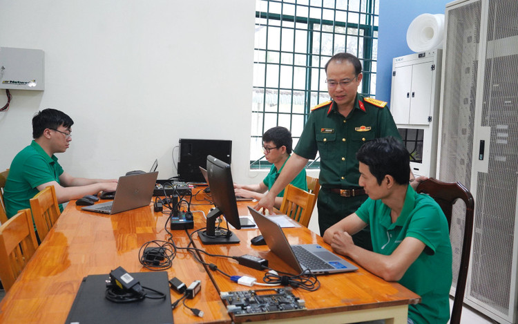 Lãnh đạo Công ty TECAPRO trao đổi chuyên môn với các nhóm phát triển sản phẩm