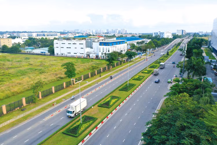 Sự phát triển mạnh mẽ của hệ thống hạ tầng góp phần giúp Đông Nam Bộ hiện thực hóa mục tiêu có khoảng 125 - 130 KCN đến năm 2030. Ảnh: Lê Tiên