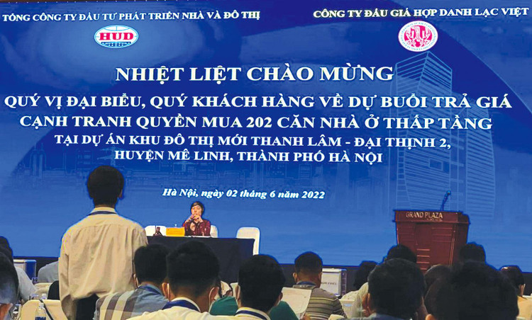 Bà Đỗ Thị Hồng Hạnh, CEO Lạc Việt điều hành buổi trả giá cạnh tranh