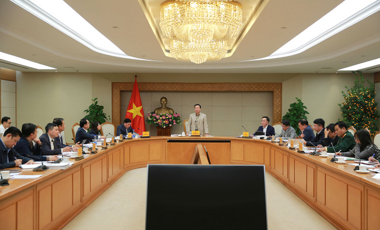 Phó Thủ tướng Chính phủ Trần Hồng Hà chủ trì cuộc làm việc về kế hoạch tổ chức triển khai chủ trương đầu tư tuyến đường sắt Lào Cai - Hà Nội - Hải Phòng. Ảnh: Minh Khôi