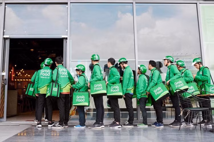 Tài xế Grabfood chờ lấy hàng tại một cửa hàng tại TP.HCM - Ảnh: Saigoneer