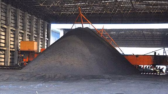 Nhà thầu đề nghị được chào tấm nhựa chống dính kho than khổ lớn hơn khổ hồ sơ mời thầu yêu cầu. Ảnh minh họa: Nhã Chi