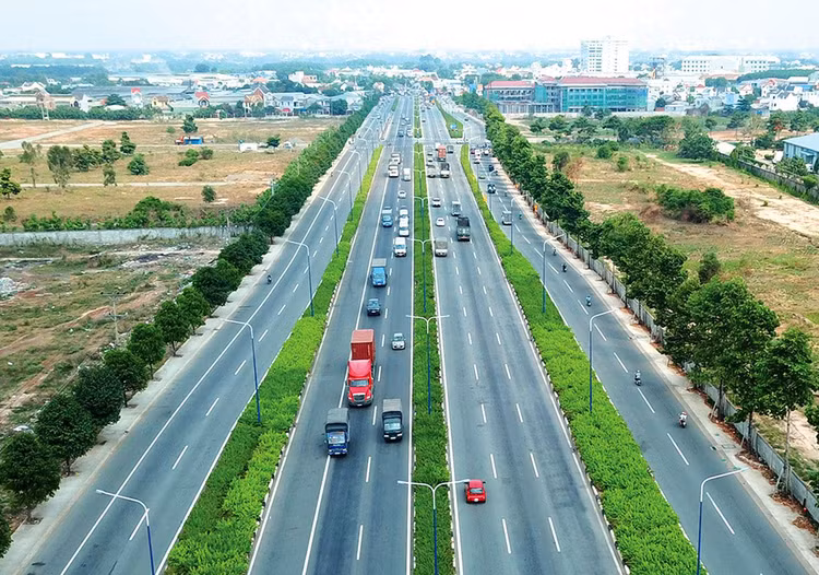 Giai đoạn 1, cao tốc Cao Lãnh - An Hữu được đầu tư với quy mô 4 làn xe, bề rộng nền đường 17 m, vận tốc khai thác 80 km/h. Ảnh minh họa: Lê Tiên
