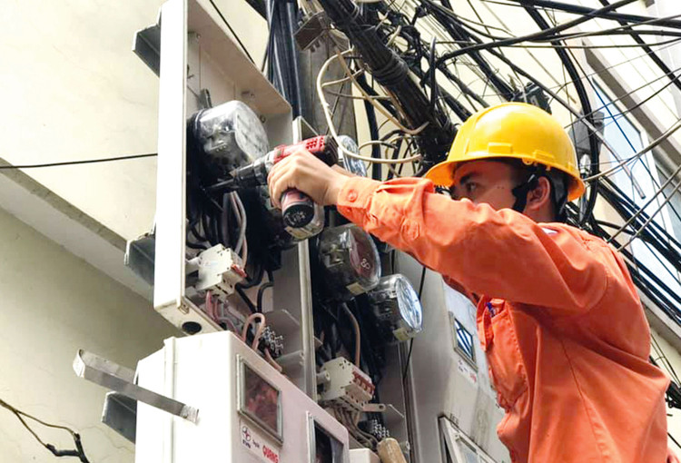 Hiện nay, điện phần lớn được sản xuất từ những nguồn tài
nguyên không tái tạo và đang có nguy cơ cạn kiệt, vì thế buộc phải tạo áp lực về
giá để tiết kiệm điện. Ảnh: Tiên Giang