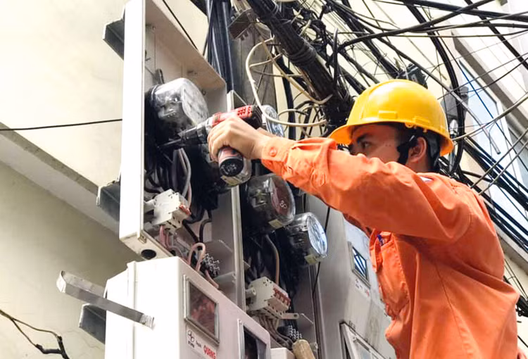 Hiện nay, điện phần lớn được sản xuất từ những nguồn tài
nguyên không tái tạo và đang có nguy cơ cạn kiệt, vì thế buộc phải tạo áp lực về
giá để tiết kiệm điện. Ảnh: Tiên Giang