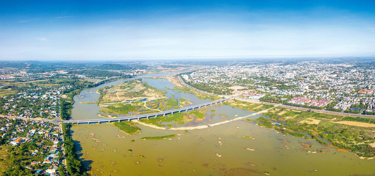 Dự thảo Quy hoạch tỉnh Quảng Ngãi thể hiện rõ tầm nhìn, khát vọng, định hướng tăng trưởng kinh tế xanh, kinh tế tuần hoàn, bền vững và bao trùm. Ảnh: Hà Minh