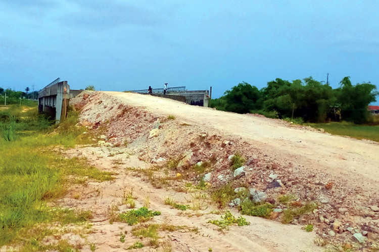 Sau khi đánh giá lại, giá trúng thầu Gói thầu xây lắp thuộc Dự án Đường tránh lũ đoạn từ CK55 đi cầu Đồng Miếu (Quảng Nam) là 15,368 tỷ đồng, giảm 2,761 tỷ đồng so với giá gói thầu. Ảnh: Ngọc Thi