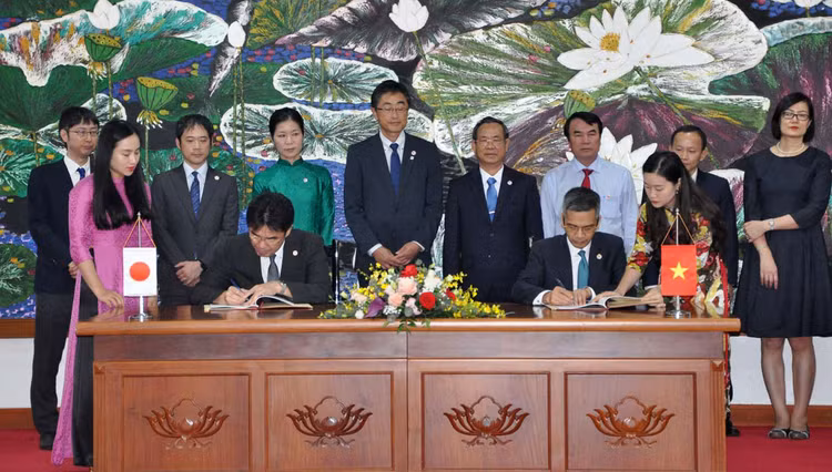 Thứ trưởng Bộ Tài chính Việt Nam Võ Thành Hưng và Trưởng đại diện Cơ quan Hợp tác Quốc tế Nhật Bản (JICA) Sugano Yuichi đã thực hiện ký kết 3 thỏa thuận sử dụng vốn vay Nhật Bản