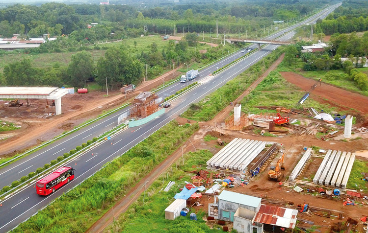 Nhu cầu vốn cho đầu tư hạ tầng giao thông giai đoạn tới là rất lớn trong khi ngân sách trung ương có hạn. Ảnh: Lê Tiên