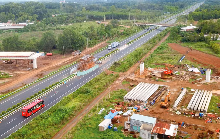 Nhu cầu vốn cho đầu tư hạ tầng giao thông giai đoạn tới là rất lớn trong khi ngân sách trung ương có hạn. Ảnh: Lê Tiên