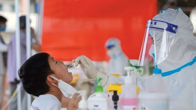 Nếu so với những quốc gia và khu vực khác trên thế giới như Mỹ, châu Âu hay Đông Nam Á, số ca nhiễm mới Covid-19 ở Trung Quốc trong đợt bùng dịch hiện nay thấp hơn nhiều. Dù vậy, nước này vẫn quyết liệt thực thi chiến lược Zero Covid.