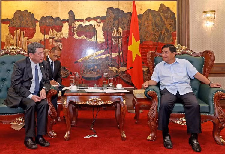 Bộ trưởng Bộ Kế hoạch và Đầu tư Nguyễn Chí Dũng trao đổi với Ban lãnh đạo mới của Diễn đàn Doanh nghiệp Việt Nam (VBF) về việc tổ chức VBF năm 2021. Ảnh: Trương Gia