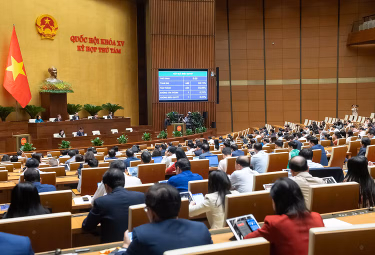 Quốc hội đã biểu quyết thông qua Luật sửa đổi, bổ sung một số điều của Luật Quy hoạch, Luật Đầu tư, Luật Đầu tư theo phương thức đối tác công tư và Luật Đấu thầu với 444/446 đại biểu Quốc hội tham gia biểu quyết tán thành