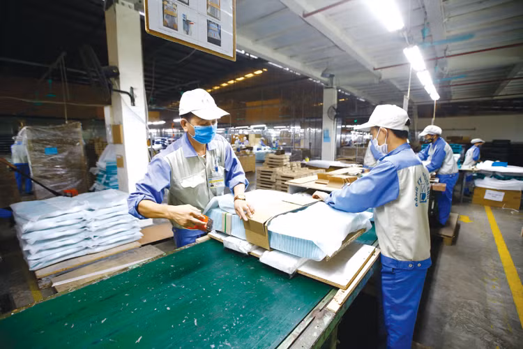 Sản xuất công nghiệp và xuất khẩu suy giảm do kinh tế thế giới phục hồi chậm, cầu hàng hóa thấp. Ảnh: Lê Tiên