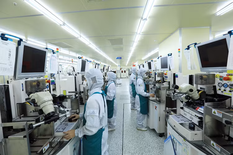 Doanh nghiệp công nghiệp bán dẫn, công nghệ cao được đề xuất miễn kiểm tra hồ sơ hải quan, miễn kiểm tra thực tế hàng hóa trong quá trình làm thủ tục hải quan… Ảnh: Nhã Chi