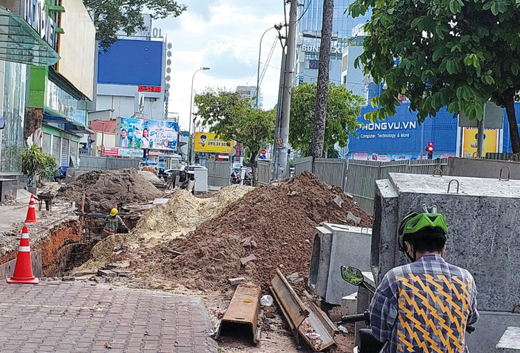 Nhà thầu thi công di dời hạ tầng kỹ thuật trên đường Cách mạng Tháng Tám, khu vực giáp công viên Tao Đàn, Quận 1. Ảnh: Ngọc Tuấn