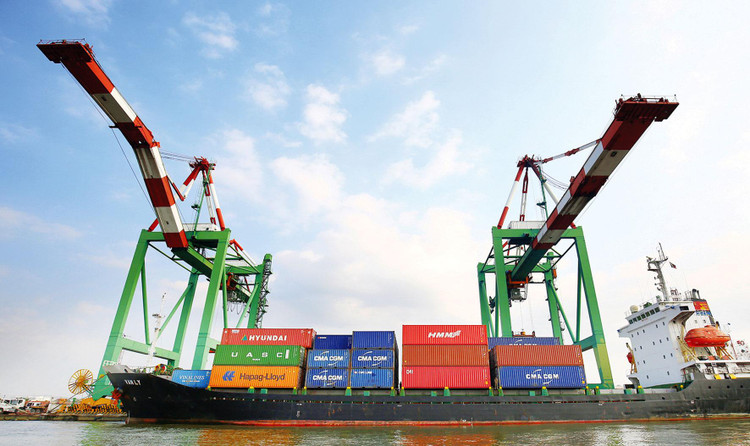 Thương mại toàn cầu được cải thiện sẽ hỗ trợ cho hoạt động xuất nhập khẩu của Việt Nam trong những tháng cuối năm 2021. Ảnh: Lê Tiên