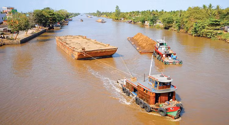 Công ty CP Xây dựng công trình thủy Hà Nội đang thi công nạo vét, kè bảo vệ bờ... tuyến kênh Chợ Gạo (giai đoạn 2) tại tỉnh Tiền Giang. Ảnh: Song Lê