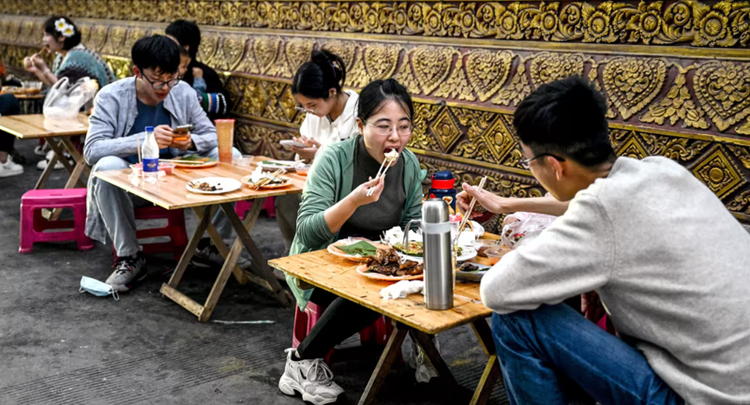 Thế hệ Z, sinh từ năm 1995 đến 2009, ở Trung Quốc chiếm gần 1/5 dân số và nhóm mục tiêu chủ chốt trong các chính sách thúc đẩy chi tiêu của Chính phủ - Ảnh: Nikkei Asia