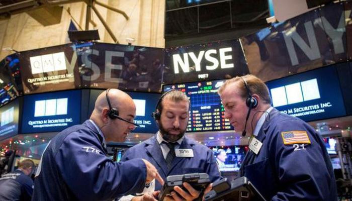 Các nhà giao dịch cổ phiếu trên sàn NYSE ở New York, Mỹ - Ảnh: Reuters.