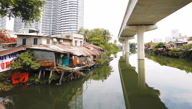 TP.HCM hiện tồn tại hơn 20.000 căn nhà trên và ven kênh rạch cần di dời. Ảnh: Lê Tiên