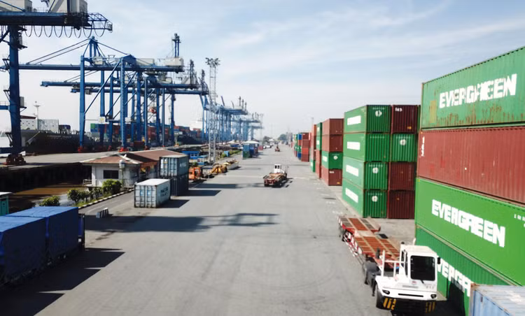 Nhiều doanh nghiệp, hiệp hội doanh nghiệp phản ánh còn gặp vướng mắc trong thu phí sử dụng hạ tầng, dịch vụ, tiện ích công cộng khu vực cảng biển… Ảnh: Lê Tiên