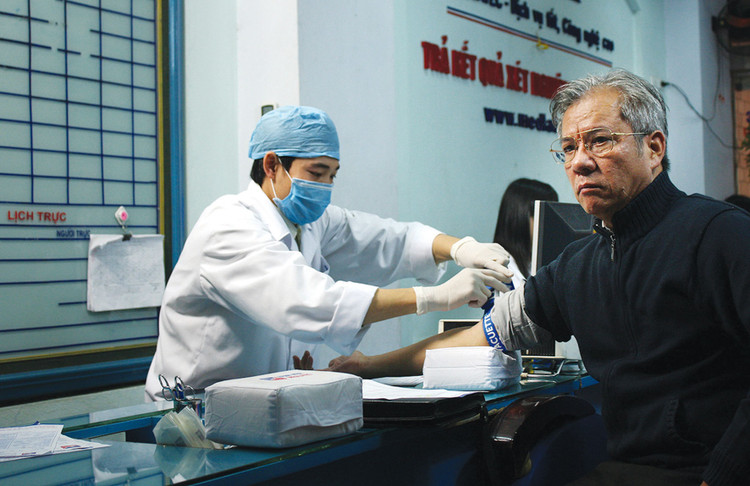 Tình trạng người bệnh có bảo hiểm y tế phải mua thuốc bên ngoài hoặc xét nghiệm ở các bệnh viện tư nhân vẫn tái diễn trong thời gian qua. Ảnh: Tiên Giang