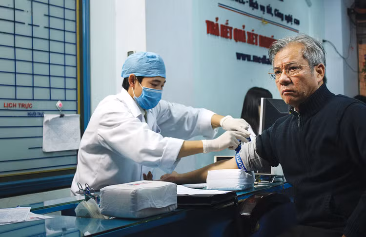 Tình trạng người bệnh có bảo hiểm y tế phải mua thuốc bên ngoài hoặc xét nghiệm ở các bệnh viện tư nhân vẫn tái diễn trong thời gian qua. Ảnh: Tiên Giang