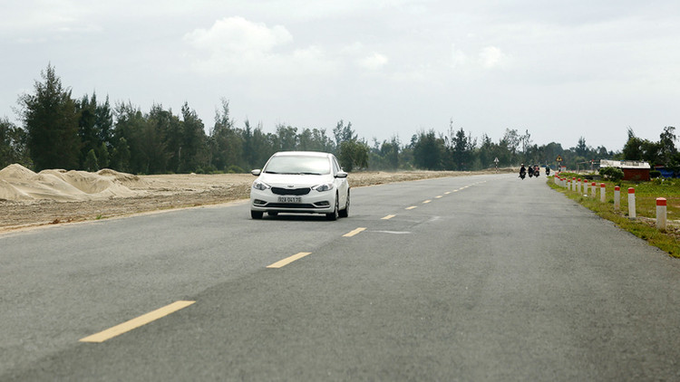 Gói thầu số 01EC thuộc Dự án Tuyến đường tránh lũ, cứu hộ, cứu nạn nối các huyện, TP. Tây Hòa, Phú Hòa, TP. Tuy Hòa và Tuy An, tỉnh Phú Yên (giai đoạn 2). Ảnh: Phú An