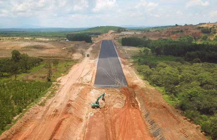 Lũy kế đến 31/8/2023, Dự án cao tốc Bắc - Nam phía Đông giai đoạn 2021 - 2025 ước giải ngân được 32.702 tỷ đồng, đạt 59,7% tổng kế hoạch được giao. Ảnh: Song Lê