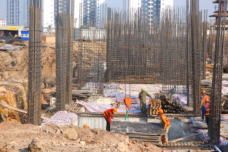 Công việc chủ yếu của Gói thầu số 1HH-KhoHB Thi công xây dựng kho lưu trữ tài liệu Tập đoàn Điện lực Việt Nam thuộc phần xây lắp. Ảnh minh họa: Nhã Chi