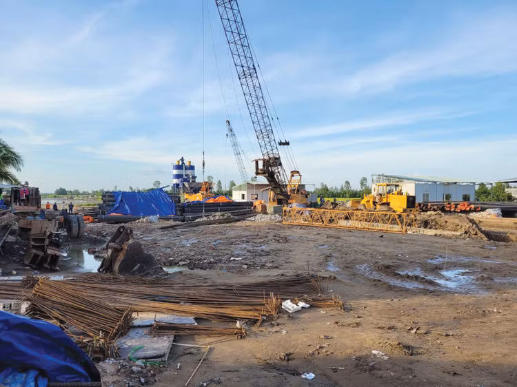 Thi công Dự án thành phần 1 cao tốc Châu Đốc - Cần Thơ - Sóc Trăng trên địa bàn tỉnh An Giang. Ảnh: Ngọc Tuấn