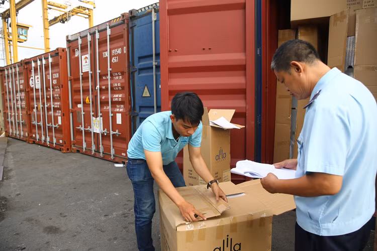 Tỷ lệ các lô hàng xuất nhập khẩu phải kiểm tra chuyên ngành tại giai đoạn thông quan giảm từ 33% xuống còn 19%. Ảnh: Lê Tiên