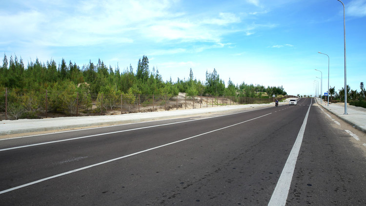 Việc đầu tư các tuyến đường liên vùng và tuyến đường ven biển sẽ góp phần hoàn chỉnh hệ thống hạ tầng giao thông, mở rộng không gian phát triển kinh tế cho các tỉnh miền Trung, Tây Nguyên. Ảnh: Lê Tiên