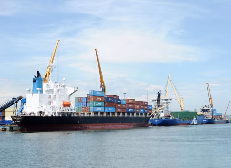 Cảng Chu Lai tại Khu kinh tế mở Chu Lai phát huy vai trò nâng cao kim ngạch xuất khẩu, hình thành chuỗi dịch vụ logistics tại khu vực duyên hải Nam Trung Bộ. Ảnh: Hà Minh