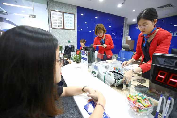 Chính phủ yêu cầu Ngân hàng Nhà nước điều hành lãi suất phù hợp với diễn biến lạm phát và thị trường trong, ngoài nước. Ảnh: Lê Tiên