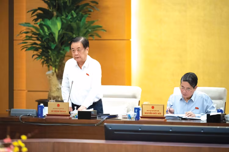 Dưới sự điều hành của Phó Chủ tịch Quốc hội Lê Minh Hoan, Ủy ban Thường vụ Quốc hội cho ý kiến về Dự án Luật Năng lượng nguyên tử (sửa đổi). Ảnh: Nam An